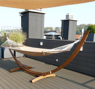 Hamac Alterego Design sur une terrasse en Teck